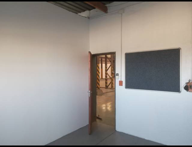 513M² BUILDING TO LET IN APEX